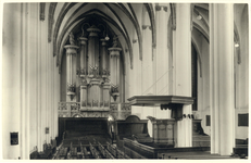 12949 Interieur van de St.-Joriskerk (Hof 1) te Amersfoort: de middenbeuk met preekstoel en het hoofdorgel.